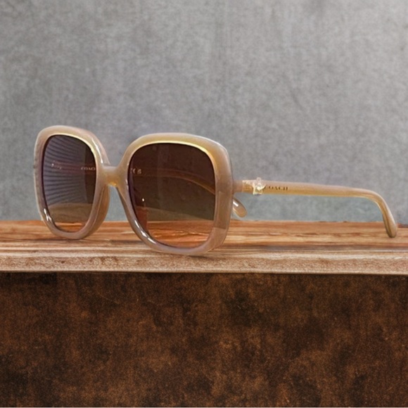 COACH Like New Square Sunglasses in Caramel. OS. - Picture 3 of 10